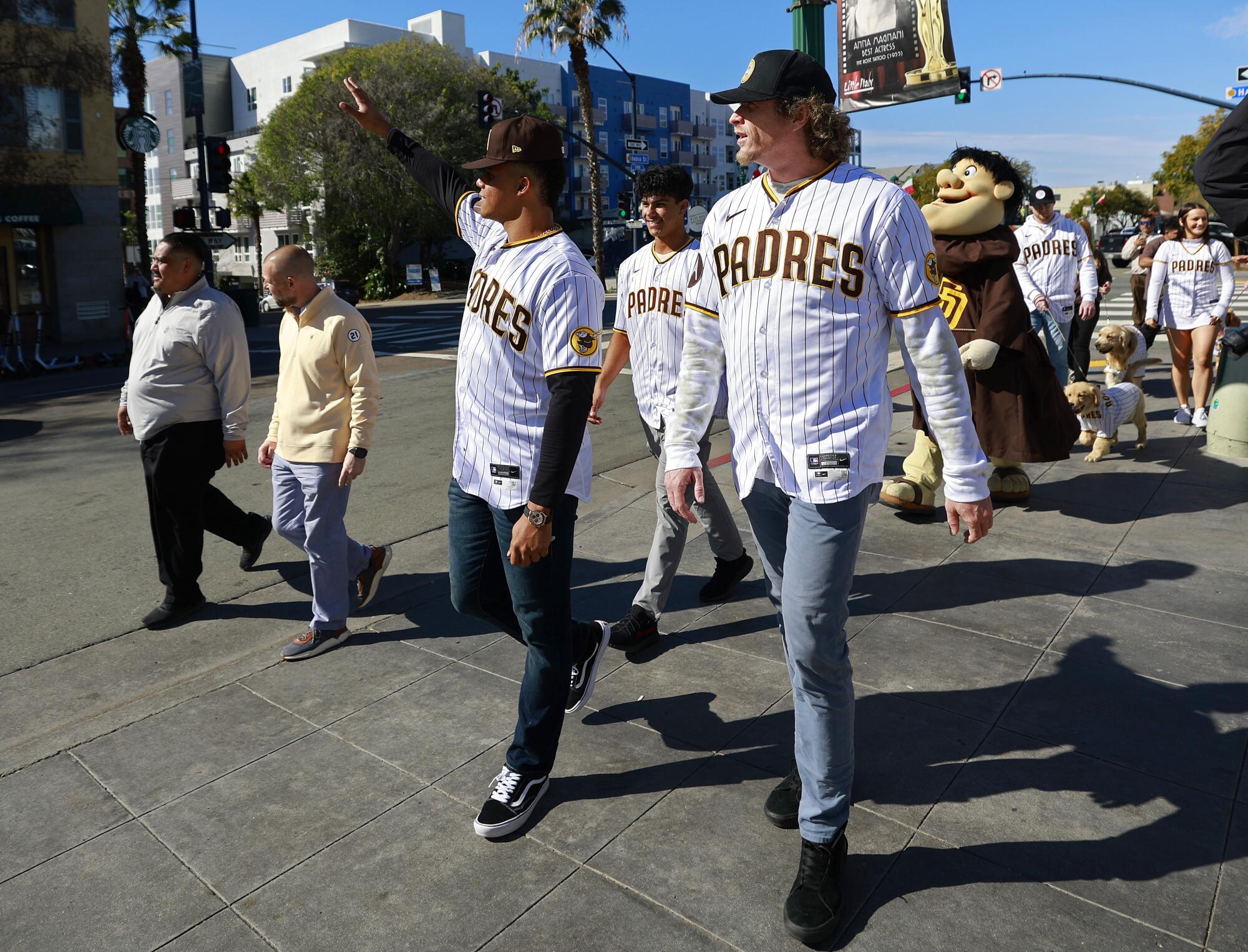 Padres' Star Players visiting Cool Kids at Sunset Elementary with Paw