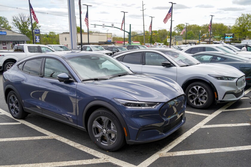 Un par de vehículos Ford Mustang Mach E 2021 están a la venta en una concesionaria de Ford