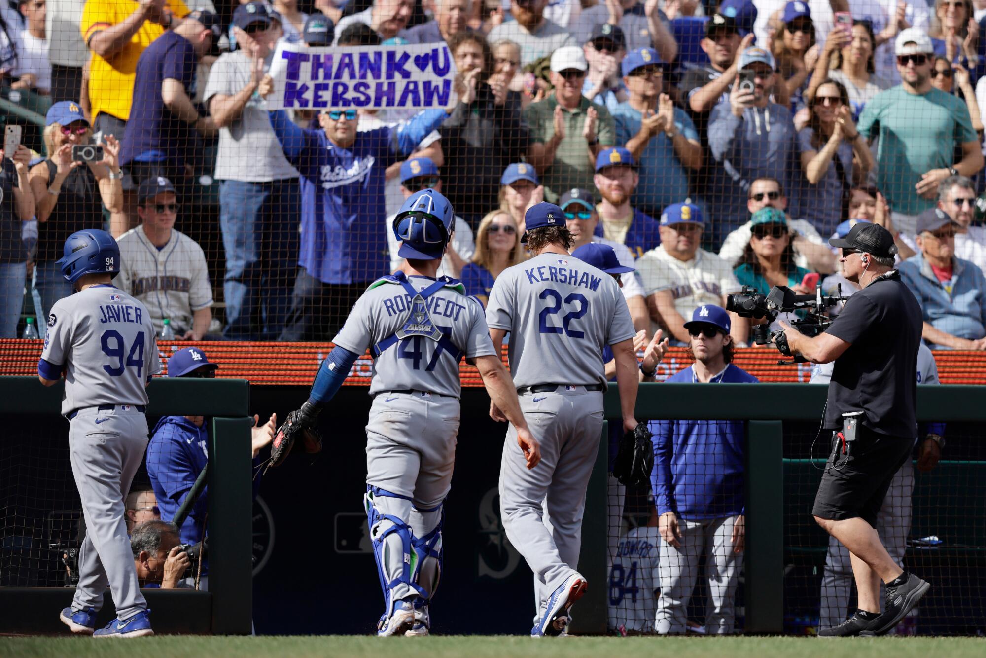 Dodgers Pitcher Clayton Korshaw (22) und Ben Rortedt gingen nach der Arbeit an der fünften Gelegenheit zum Unterstand.