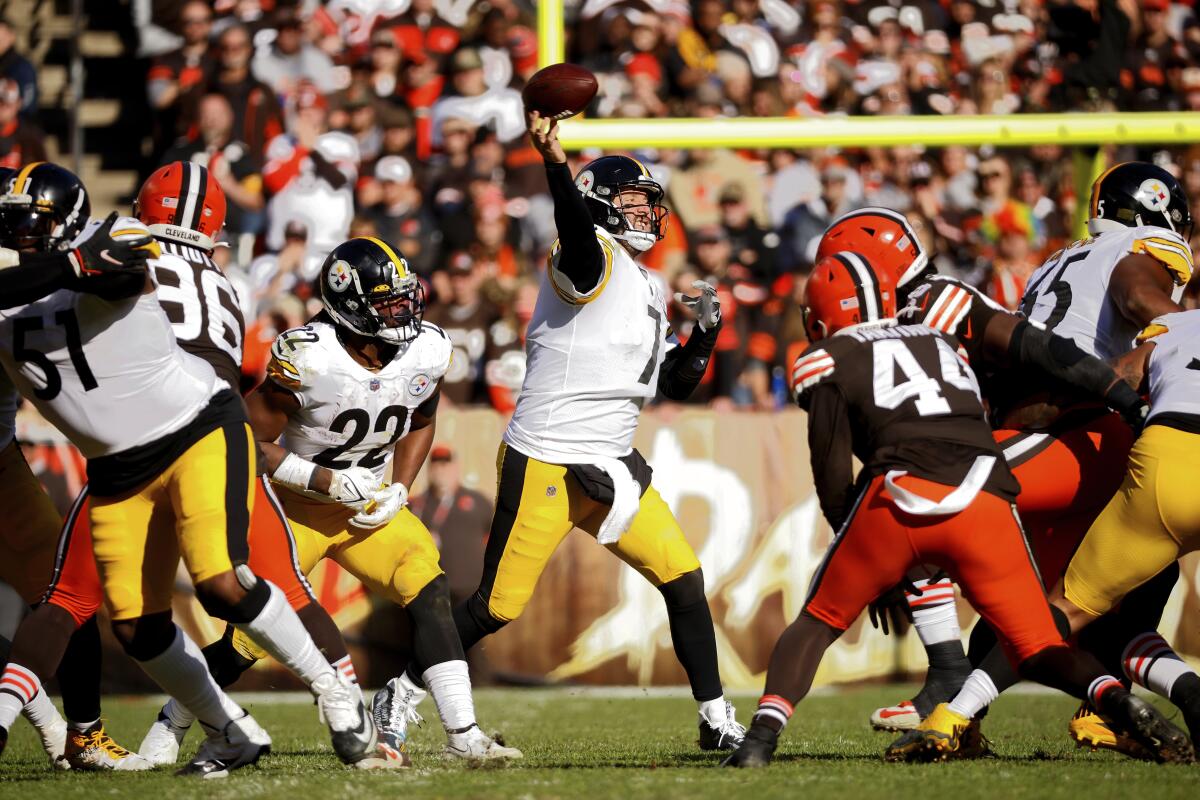Pittsburgh Steelers quarterback Ben Roethlisberger passes against the Cleveland Browns on Sunday.