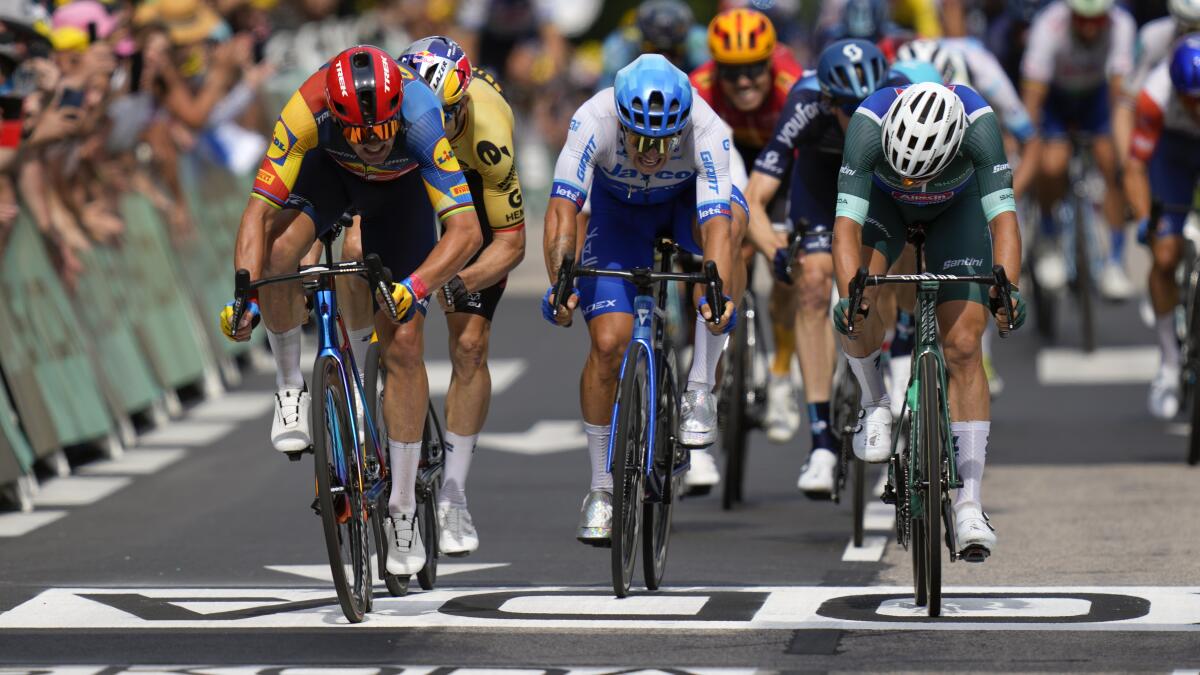 Pedersen wins Tour de France mass sprint after Cavendish crashes;  Vingegaard keeps yellow jersey