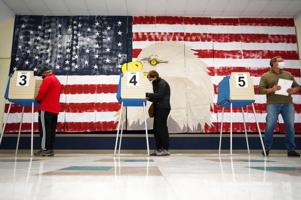 Personas acuden a votar en la escuela primaria Robious en Midlothian, Virginia