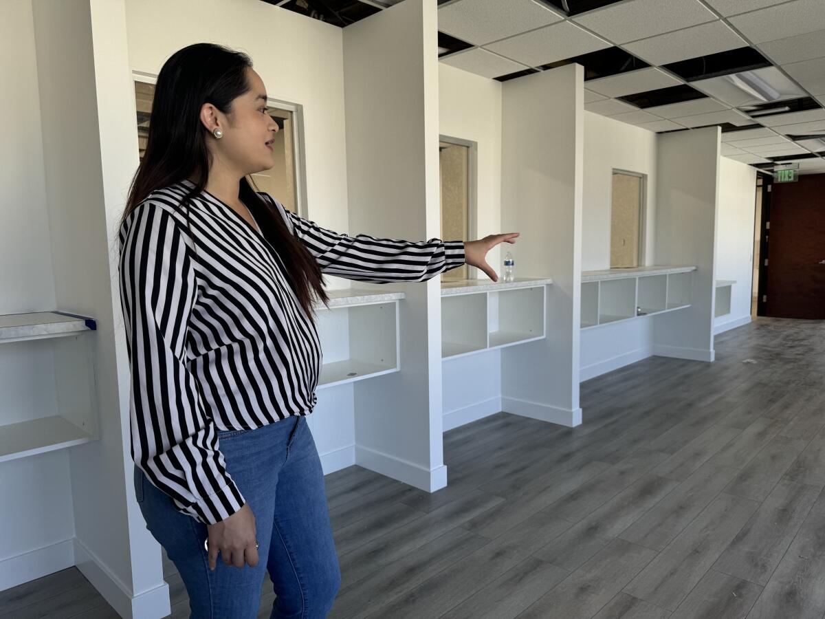 Julissa Gutiérrez Villanueva, cónsul de Honduras en Los Ángeles, muestra las nuevas oficinas.