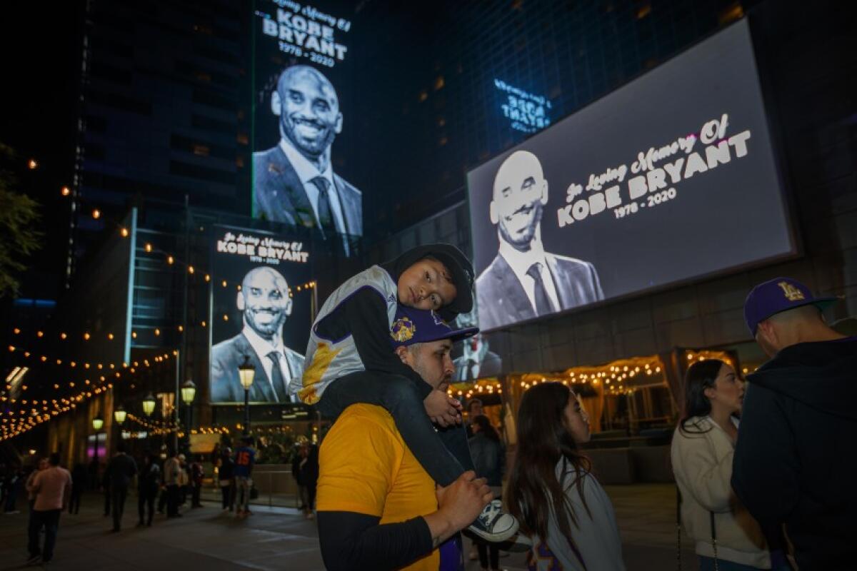 Aldo Luna y su hijo de 7 años, Ethan, se reunen para rendirle tributo a Kobe Bryant en L.A. Live el domingo por la noche.