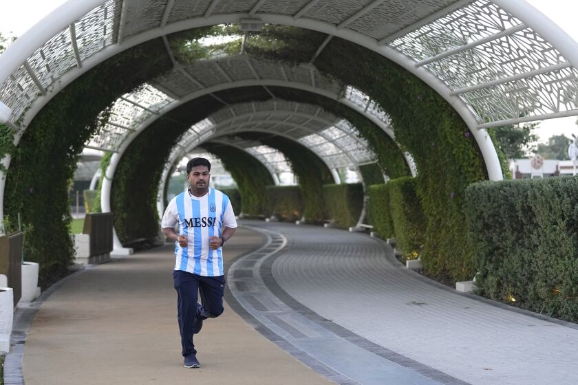 Una persona que porta una camiseta de Messi corre en el parque de Al Gharafa, en Doha, Qatar, el jueves 24 de noviembre de 2022. (AP Foto/Abbie Parr)