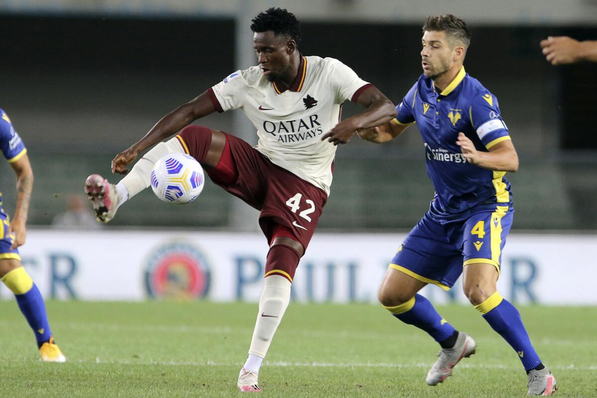 Miguel Veloso (derecha) del Hellas Verona y Amadou Diawara de la Roma