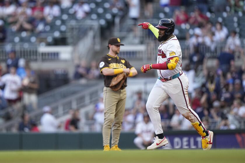 El dominicano de los Bravos de Atlanta, Marcell Ozuna celebra su cuadrangular durante la quinta entrada del juego de béisbol ante los Padres de San Diego, el lunes 20 de mayo de 2024, en Atlanta. (AP Foto/Brynn Anderson)