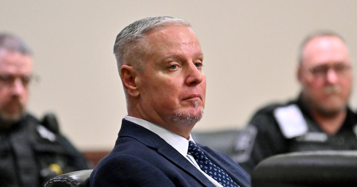 O pai que deu uma arma a um suspeito de tiroteio em uma escola da Geórgia no Natal é culpado de assassinato em segundo grau