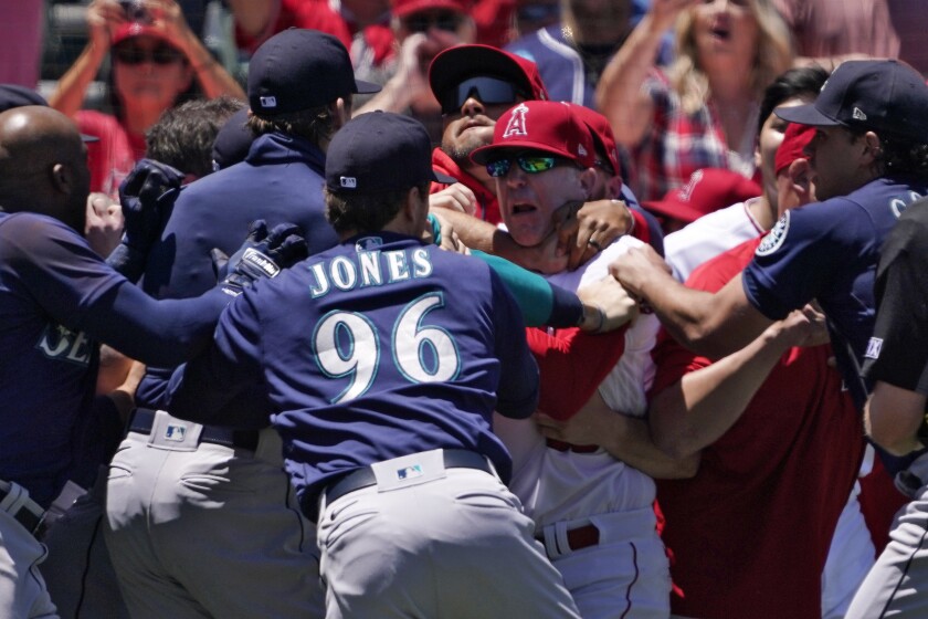 Les joueurs et les entraîneurs des Angels et des Mariners se battent lors d'une bagarre pour dégager les bancs lors de la deuxième manche le 26 juin 2022.