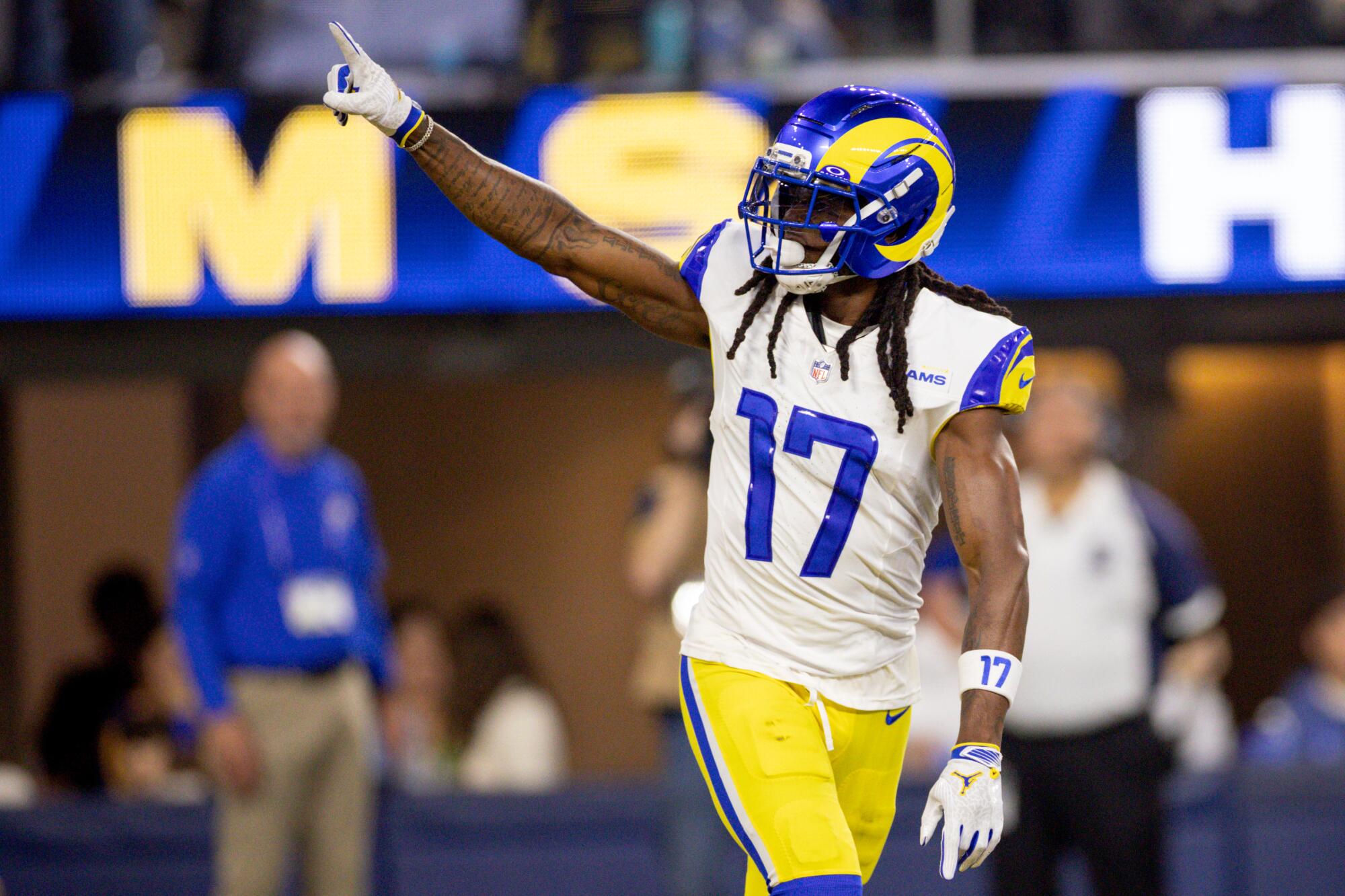 Rams surge to top of NFC, blowing out Bucs for 6th straight win - Los ...