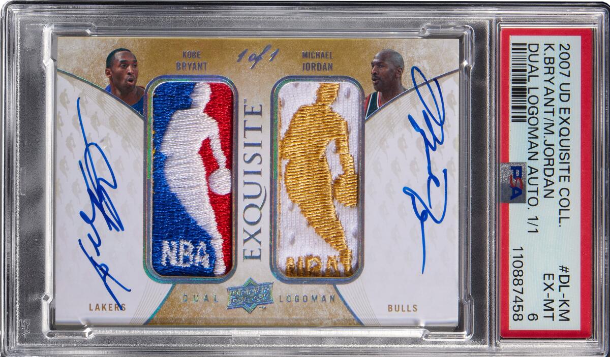 Una tarjeta deportiva presenta las imágenes de Kobe Bryant y Michael Jordan, sus autógrafos y dos parches del logotipo de la NBA (uno en dorado).