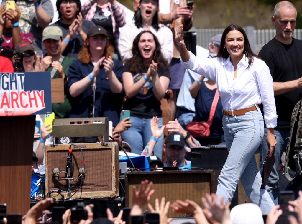 At L.A. rally, Bernie Sanders says U.S. facing 'extraordinary danger ...
