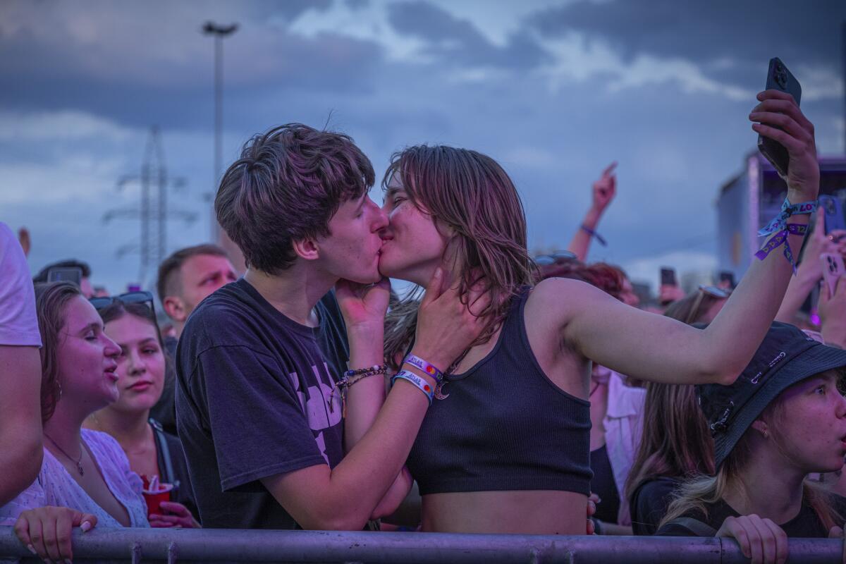 Una pareja disfruta de un concierto en el Festival Atlas en Kiev, Ucrania, el domingo 21 de julio de 2024.