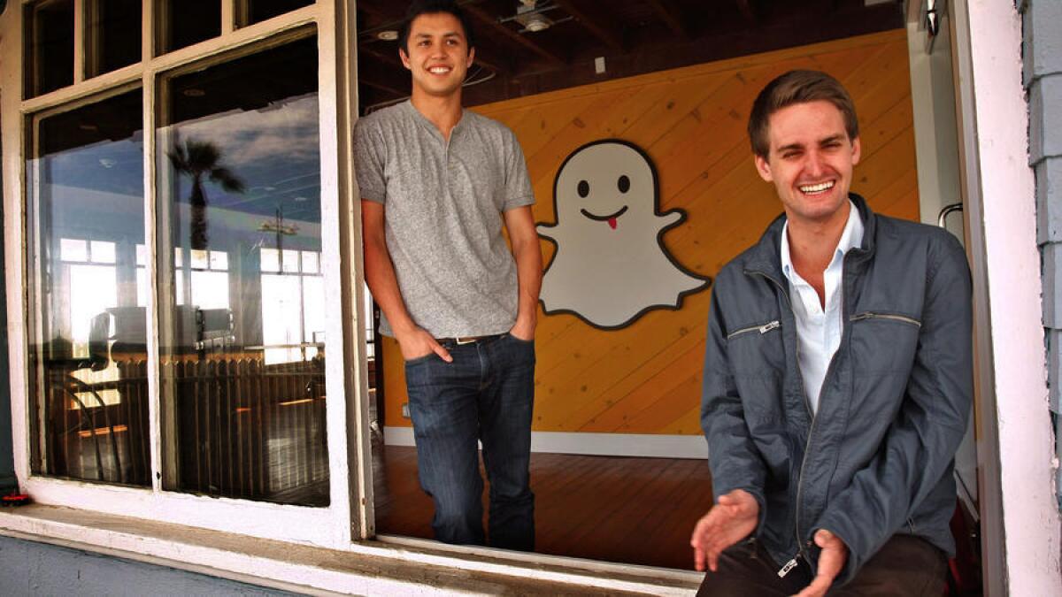 Los cofundadores de Snapchat Bobby Murphy, izquierda, y Evan Spiegel, en 2013, están entre las 400 personas más ricas de los Estados Unidos, dijo Forbes.