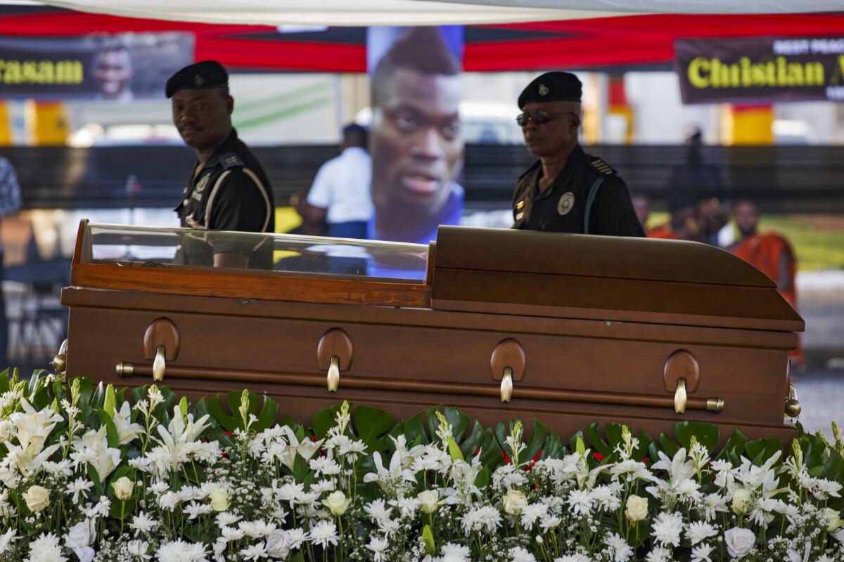 Una guardia militar hace honores junto al ataud con los restos del exfutbolista de Ghana Christian Atsu