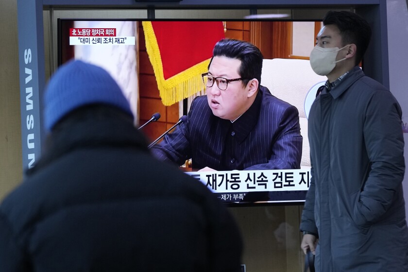 Dos personas pasan frente a una televisión que muestra imágenes del gobernante norcoreano Kim Jong Un, el jueves 20 de enero de 2022, en la estación de trenes de Seúl, Corea del Sur. (AP Foto/Ahn Young-joon)
