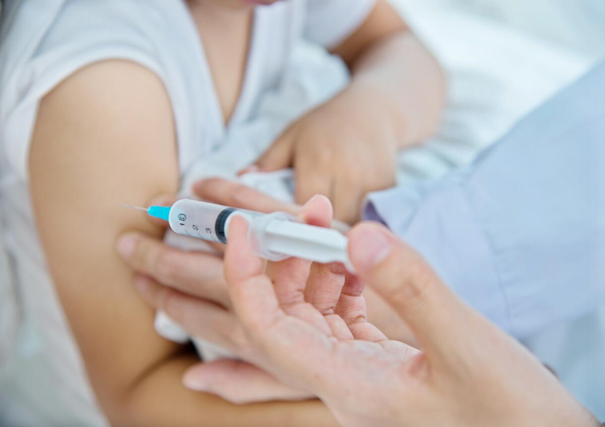 Retrasar las vacunas es riesgoso. Muchos pediatras dirán que es mejor un enfoque más gradual de las vacunas que no recibir ninguna, pero ofrecerán algunos consejos difíciles para los padres que lo estén considerando.