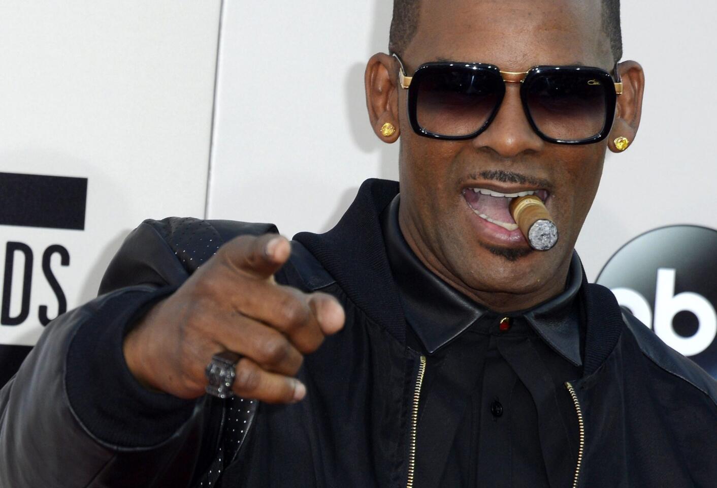 R. Kelly arriving at the American Music Awards