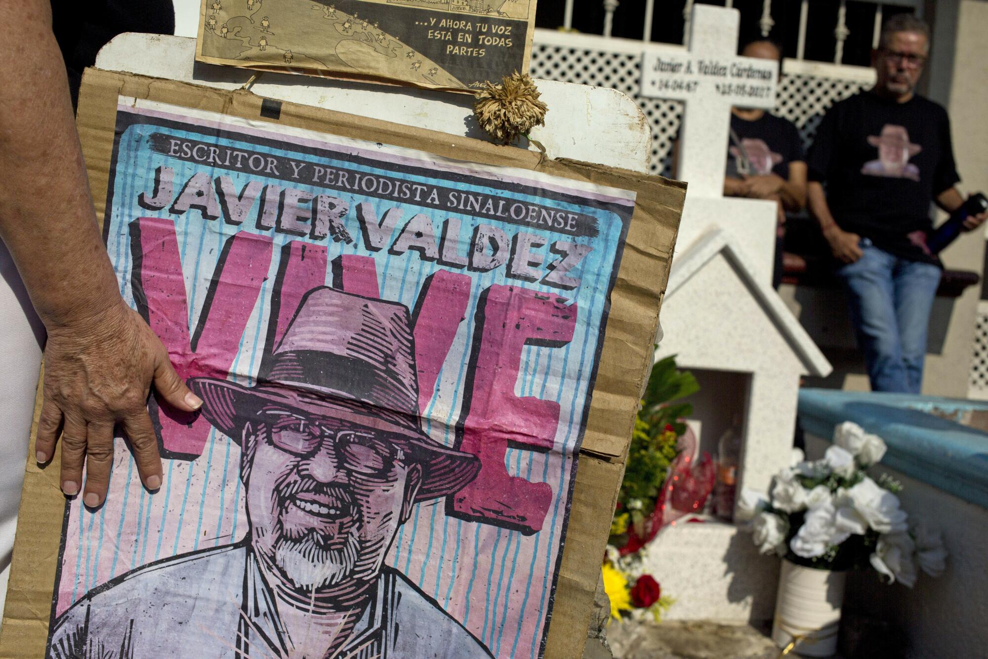 Familiares del periodista asesinado Javier Valdez, cofundador de Riodoce, ante un monumento conmemorativo
