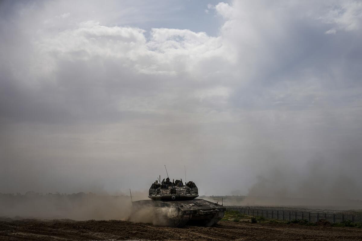 Soldados israelíes conducen un tanque en la frontera con la Franja de Gaza, en el sur de Israel,