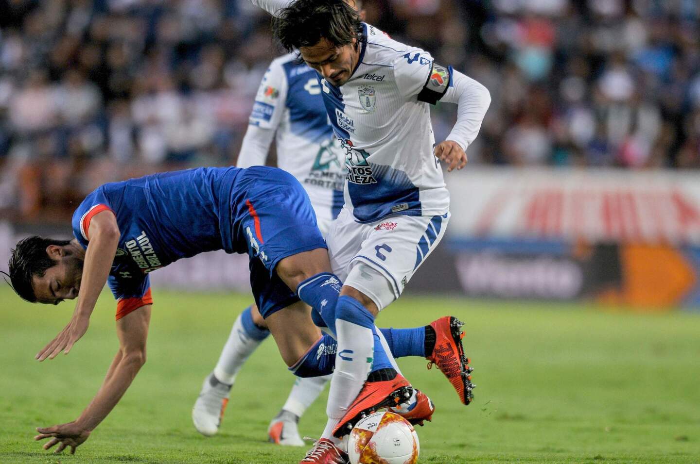 Jorge Hernandez (R) of Pachuca vies for the ball with Javier Salas (L) of Cruz Azul during the Mexican Apertura 2018 tournament football match at the Hidalgo stadium in Pachuca, Mexico on September 29, 2018. (Photo by ROCIO VAZQUEZ / AFP)ROCIO VAZQUEZ/AFP/Getty Images ** OUTS - ELSENT, FPG, CM - OUTS * NM, PH, VA if sourced by CT, LA or MoD **
