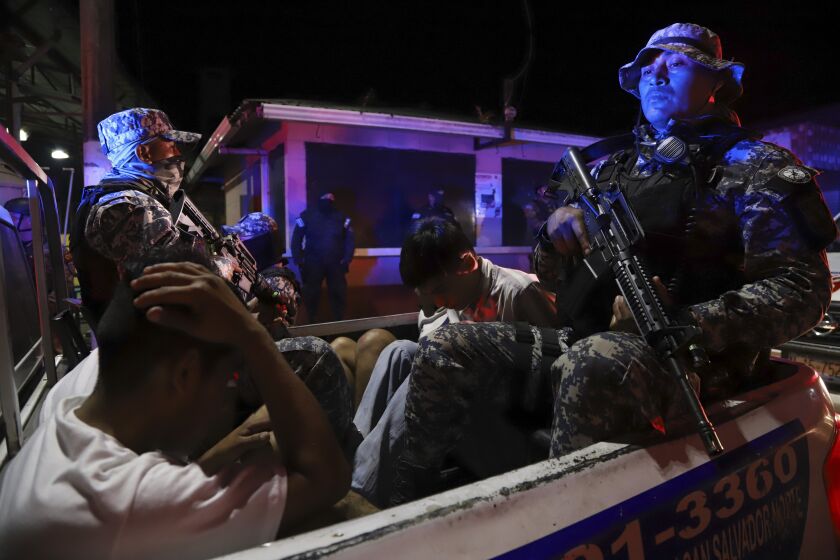 Fuerzas especiales de la Policía Nacional Civil transportan a detenidos por presuntos vínculos con las pandillas en Comasagua, El Salvador, el lunes 3 de octubre de 2022 en la noche. (AP Foto/Salvador Meléndez)