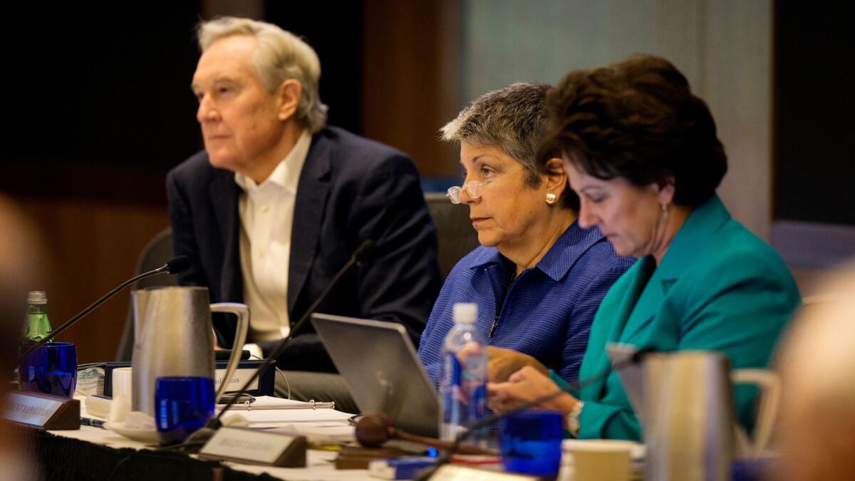 El regente George Kieffer, a la izquierda; la presidenta de la UC, Janet Napolitano, y la presidenta de la Junta de Regentes, Mónica Lozano, escuchan una presentación en UCLA. Esta semana en San Francisco, los regentes de la UC discutieron el alza en los costos universitarios. (Gina Ferazzi)