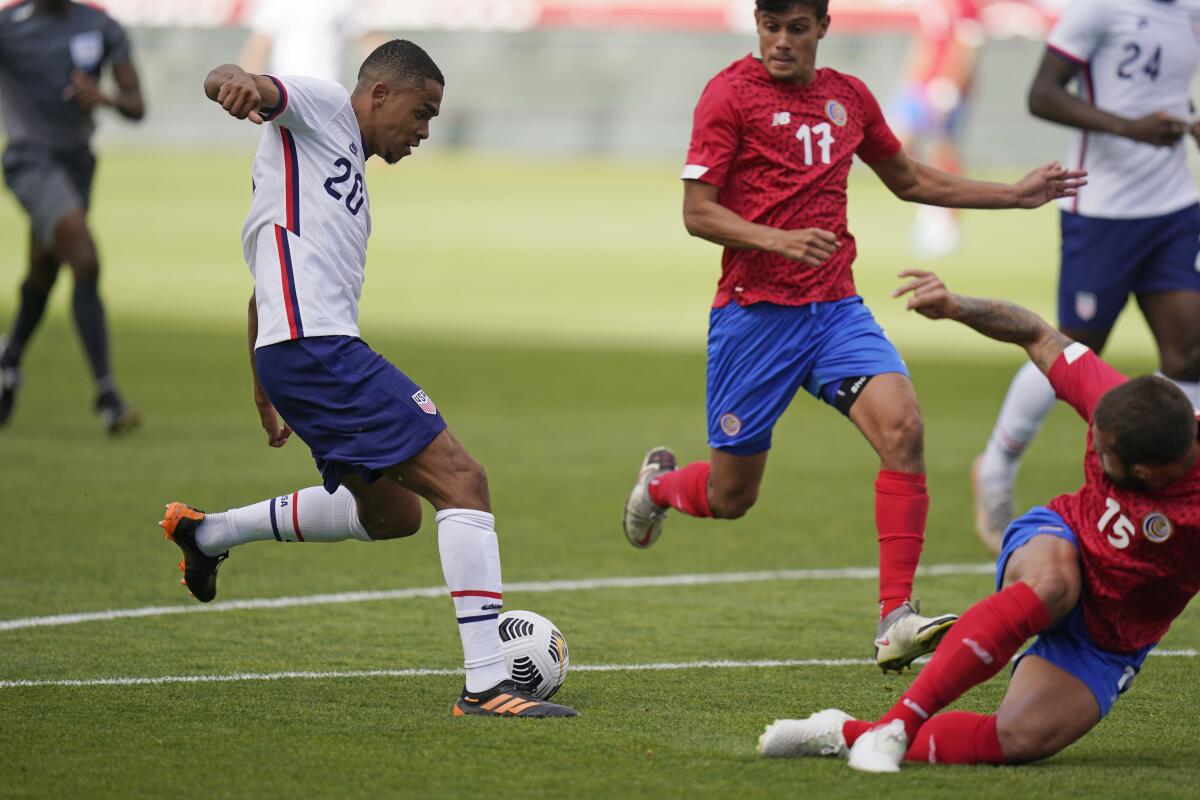 El jugador de la selección estadounidense de fútbol Reggie Cannon (20) anota convierte ante los jugadores de Costa Rica.