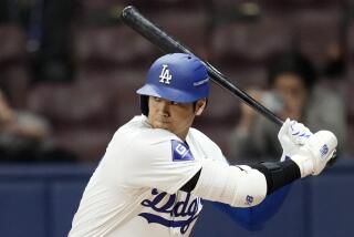 El bateador designado de los Dodgers de Los Ángeles Shohei Ohtani se prepara al bate en la primera entrada del juego de exhibición ante Kiwoom Heroes en el Gocheok Sky Dome en Seúl, Corea del Sur el domingo 17 de marzo del 2024. (AP Foto/Lee Jin-man)