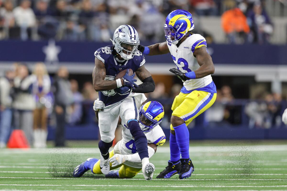 Cowboys'un alıcısı CeeDee Lamb (88), bir resepsiyonda Rams'ı çifte kapsama alanında geride bırakıyor.