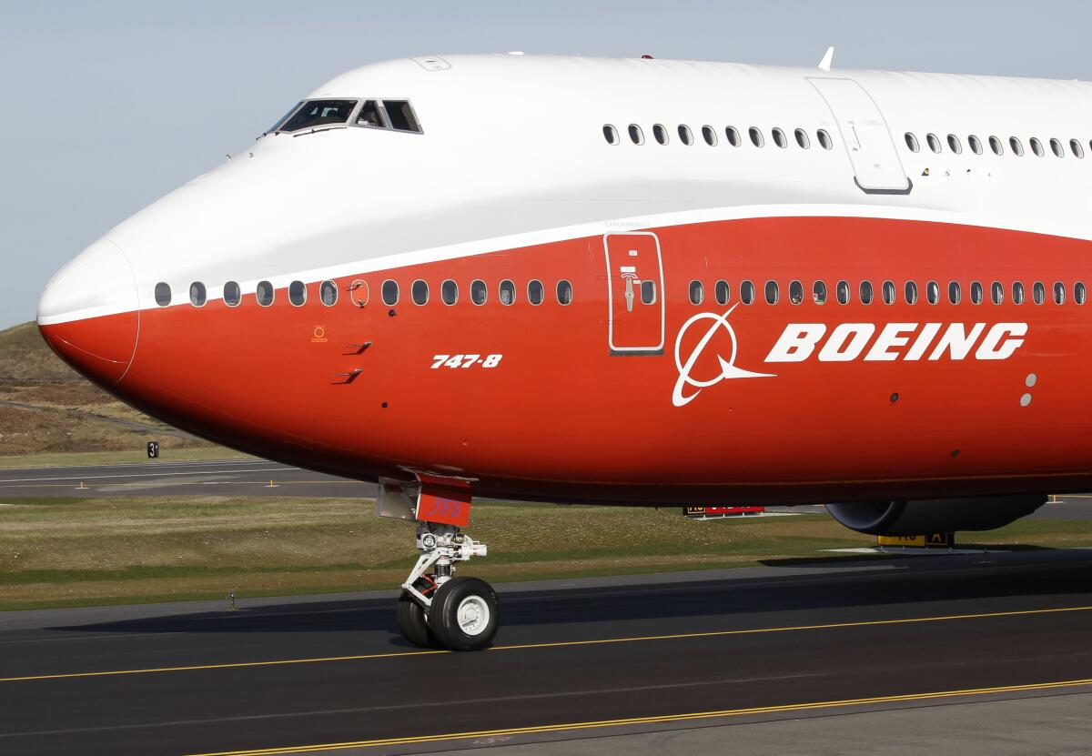 Un Boeing 747-8, el nuevo avión de pasajeros de Boeing, sale para su primer vuelo, 