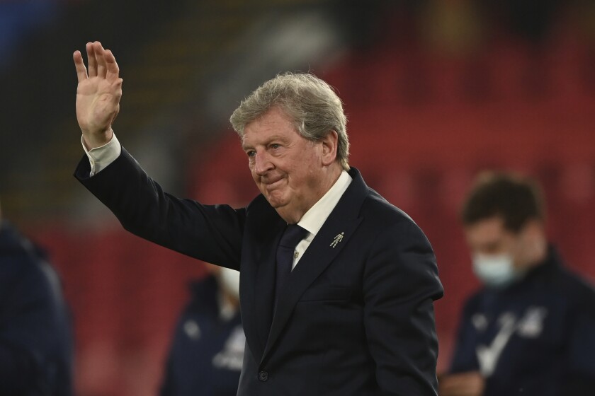 ARCHIVO - Foto del 19 de mayo del 2022, el técnico del Crystal Palace Roy Hodgson saluda alos aficionados tras los aplausos tras el encuentro ante el Arsenal. El martes 25 de enero del 2022, Watford contrata a Hodgson tras despedir el lunes a Claudio Ranieri. (Facundo Arrizabalaga/Pool Photo via AP)