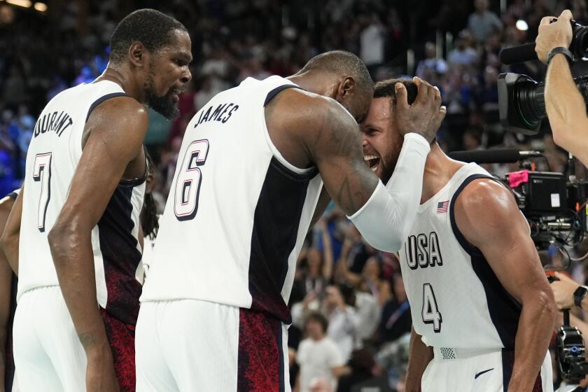 Los estadounidense Kevin Durant (7), LeBron James (6) y Stephen Curry (4) celebran la victoria ante Serbia en el baloncesto de los Juegos Olímpicos de París, el jueves 24 de agosto de 2024. (AP Foto/Mark J. Terrill)