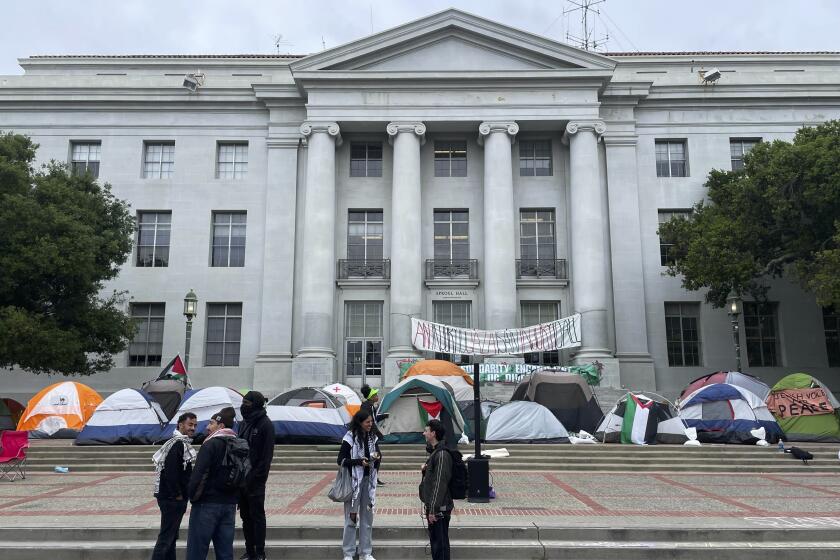 Manifestantes propalestinos se reúnen cerca de un campamento delante del Sproul Hall en el campus de la Universidad de California, Berkeley, en Berkeley, California, el martes 23 de abril de 2024. Las protestas sobre la guerra entre Israel y Hamás creaban fricciones en Estados Unidos que se incrementaron el martes. (AP Foto/Haven Daley)