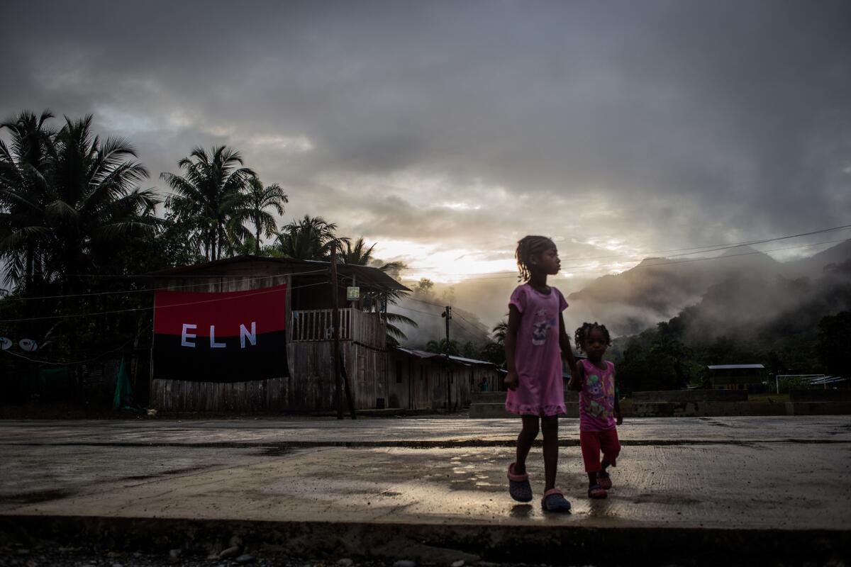 Unas niñas caminan por un pueblo en el estado de Chocó. Una tregua permitió a los rebeldes del ELN abandonar su campo de entrenamiento remoto y vivir en esa localidad.
