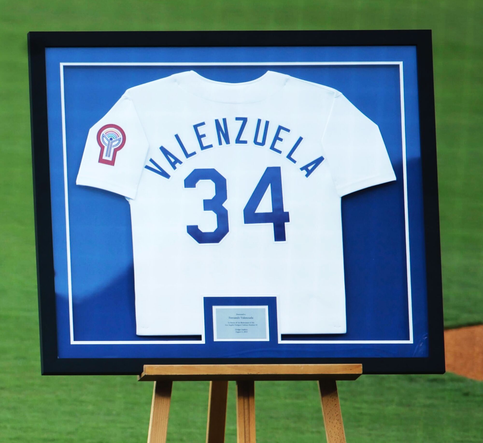 Un maillot n ° 34 encadré de Fernando Valenzuela est affiché sur le terrain du Dodger Stadium avant la cérémonie de vendredi.