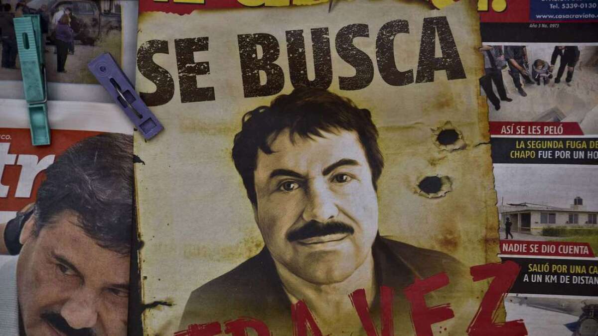 Un cartel con la cara Joaquín "El Chapo" Guzmán, el capo mexicano de la droga, dice: "Se busca, otra vez" el poster apareció el 13 de julio en un puesto de periódicos en una de las principales terminales de autobuses de la ciudad de México.