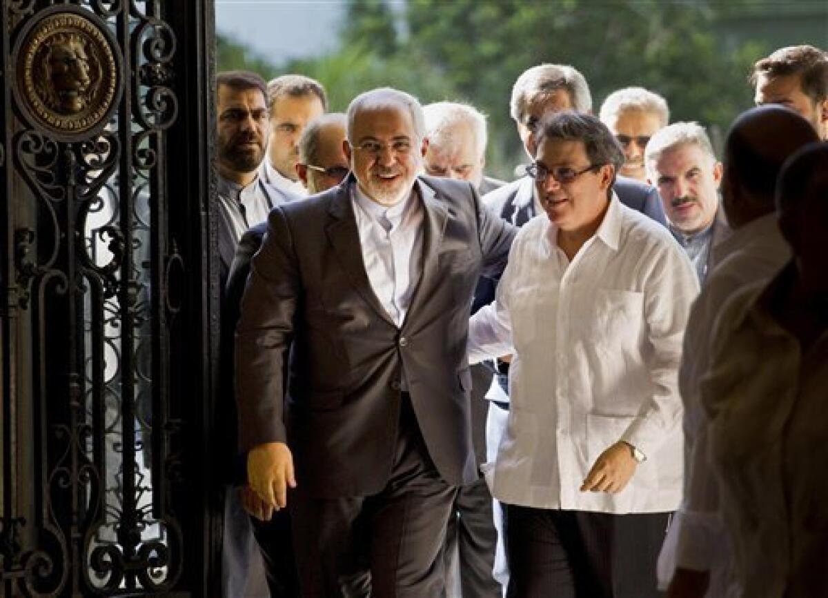 El ministro de Relaciones Exteriores de Irán, Mohammad Javad Zarif, izquierda, es recibido por su homólogo cubano Bruno Rodríguez, en La Habana, Cuba. El canciller iraní inició en Cuba una gira por Latinoamérica con un discurso en el que destacó las políticas de resistencia a Estados Unidos que su país tiene en común con la isla.