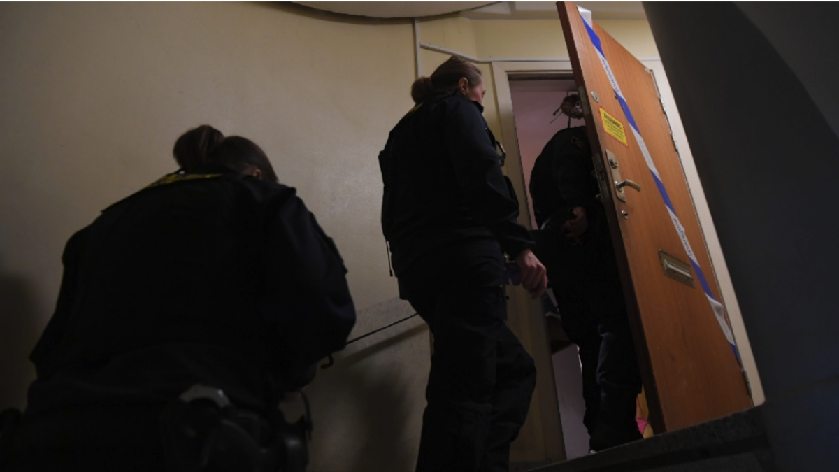 Una madre en Suecia fue arrestada bajo sospecha de encerrar a su hijo