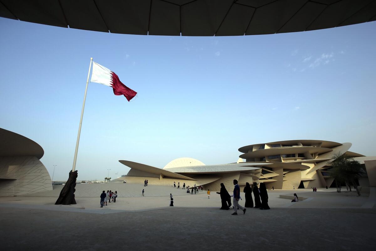 En esta imagen de archivo, varias personas visitan el Museo Nacional de Qatar, en Doha, Qatar, el 22 de abril de 2019.