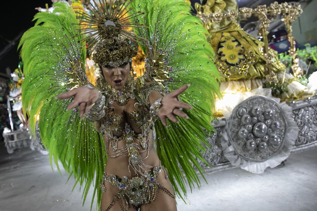 Una integrante de la escuela de samba Imperatriz Leopoldinense baila durante el desfile