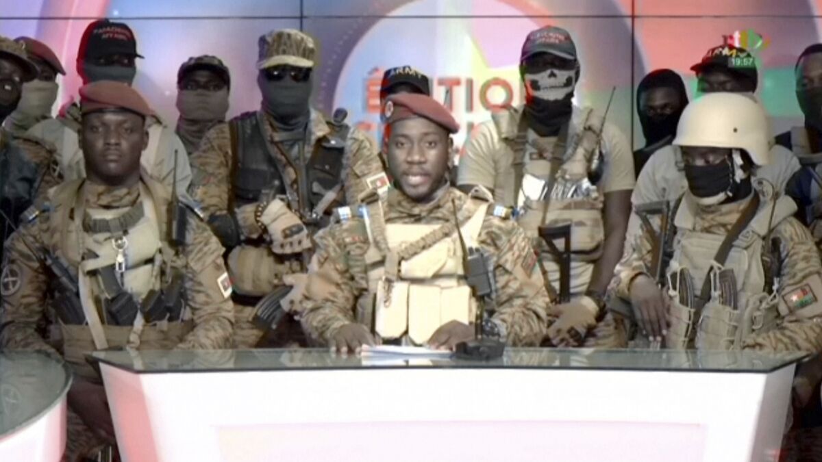 En esta imagen de un video emitido por la televisión estatal RTB, el portavoz del golpe de Estado, el capitán Kiswendsida Farouk Azaria Sorgho, lee una declaración en un estudio el viernes 30 de septiembre de 2022 en Uagadugú, Burkina Faso. (RTB vía AP)