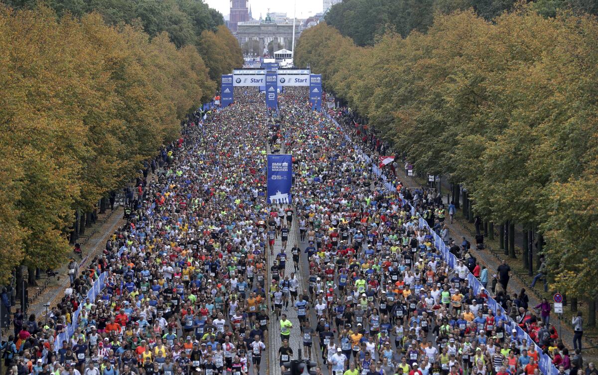ARCHIVO - En imagen del 29 de septiembre de 2019, los corredores inician la edición 46ta del Maratón de Berlín.