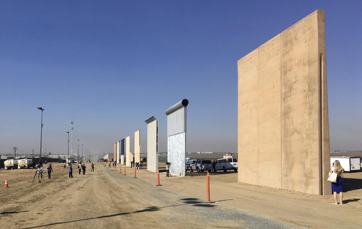 El jueves 26 de octubre fue la presentación oficial de los 8 prototipos del muro fronterizo.