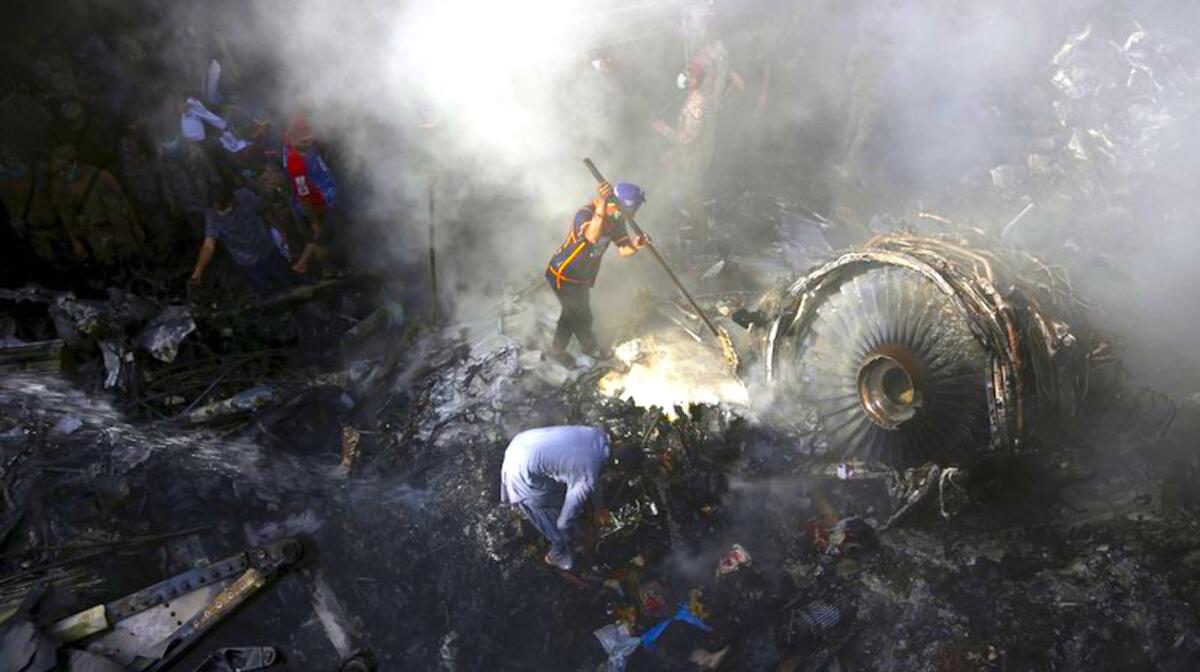 Rescatistas y voluntarios buscan sobrevivientes tras el desplome de un avión de pasajeros en una zona de viviendas de Karachi, Pakistán.