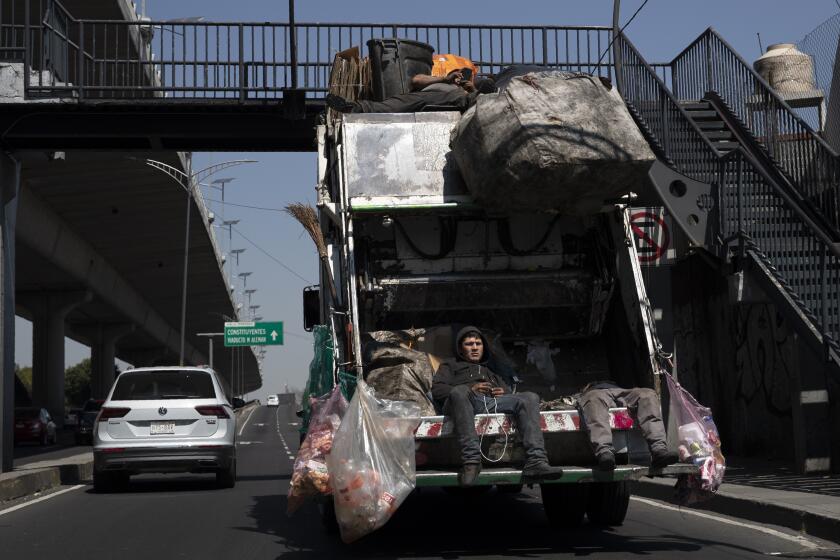 ARCHIVO - Recolectores de basura en la Ciudad de México, el martes 6 de octubre de 2020.(Foto AP/Marco Ugarte, Archivo)