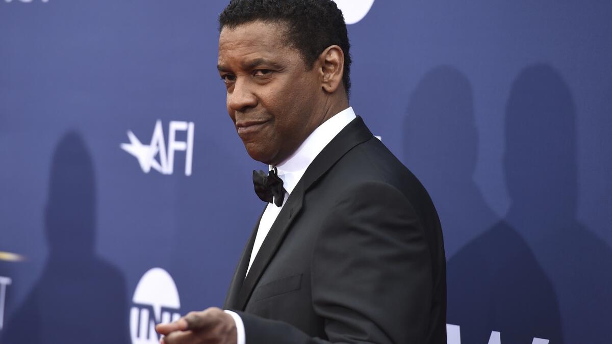 Denzel Washington fue filmado recientemente ayudando a un hombre confrontado por la policía en Los Ángeles.