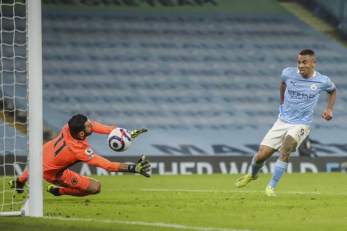 El brasileño Gabriel Jesus anota el cuarto gol del Manchester City ante el Wolverhampton.