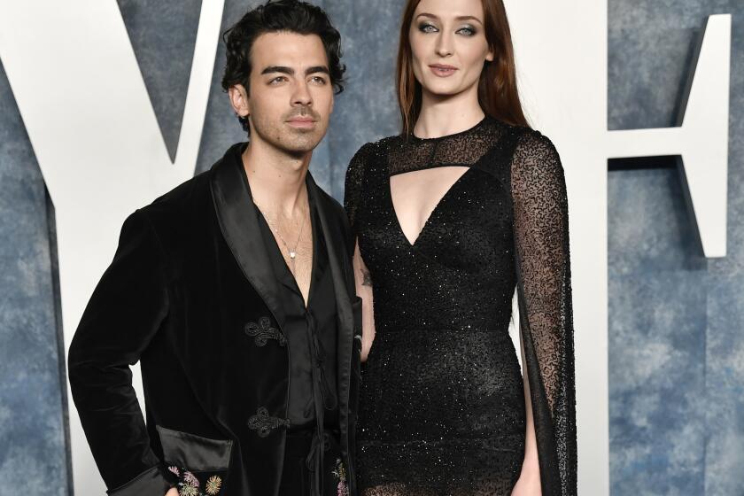 ARCHIVO - Joe Jonas, izquierda, y Sophie Turner aparecen en la fiesta de los Oscar de Vanity Fair el 12 de marzo de 2023 en Beverly Hills, California. (Foto Evan Agostini/Invision/AP, File)