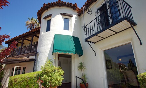 Weeds writer and executive producer Jenji Kohan and her husband, Christopher Noxon, have listed their Spanish-style home in Los Feliz at $1,597,000.